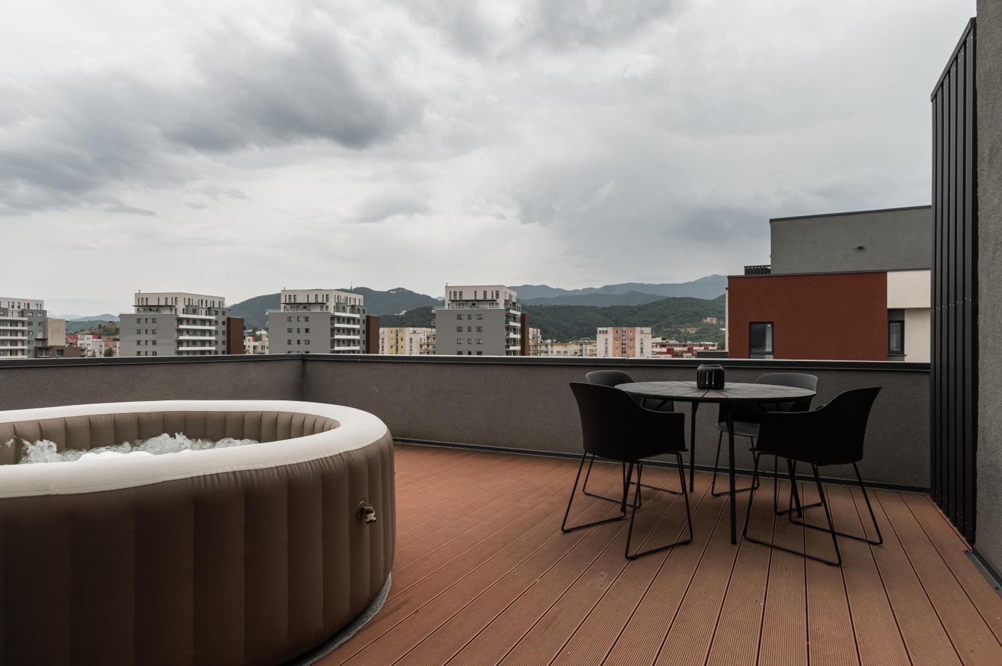 Skylark - Tokyo Penthouse With Jacuzzi, Movie Theater & Panoramic View Apartment Brasov